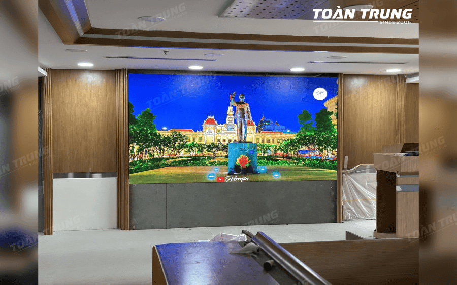 man-hinh-led-p1-5-trong-nha