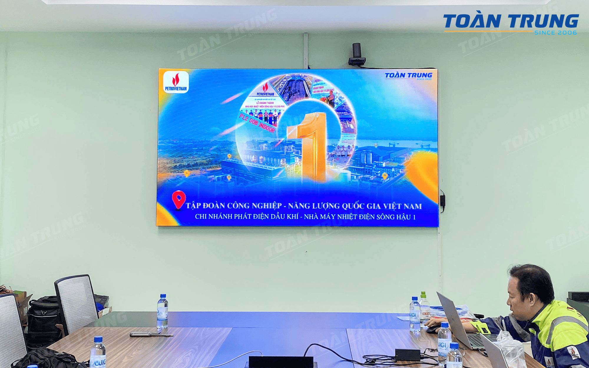 thi-cong-man-hinh-led-trong-nha