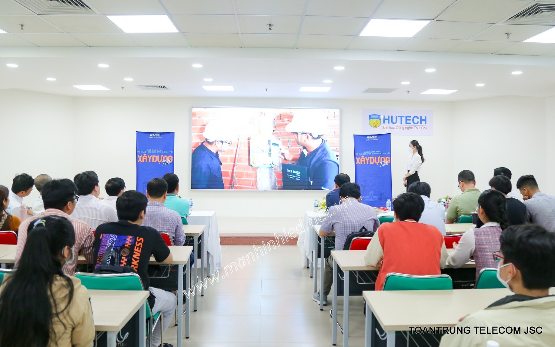 manhinhledgiangduongdaihochutech-642