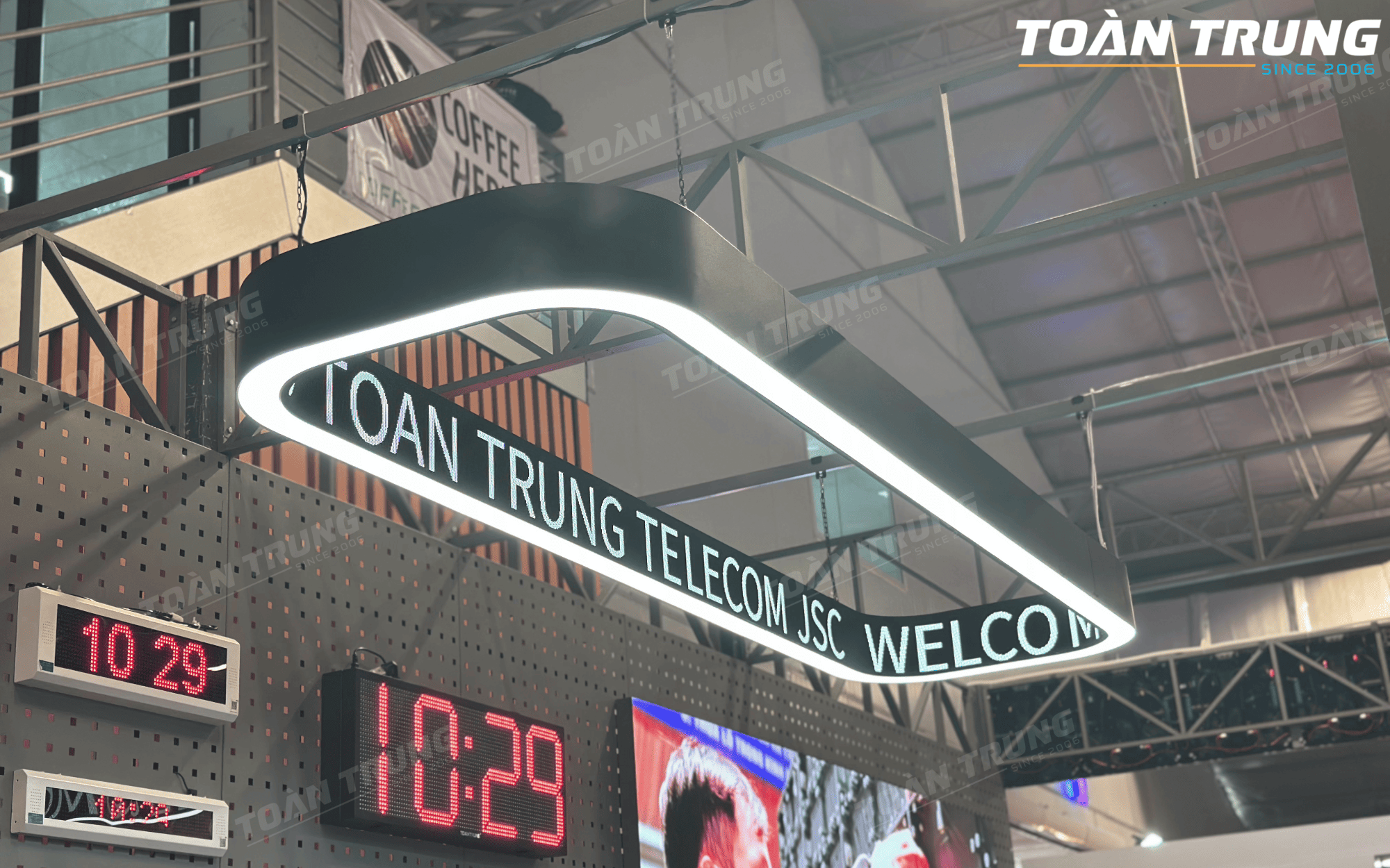 màn hình led ticker uốn cong